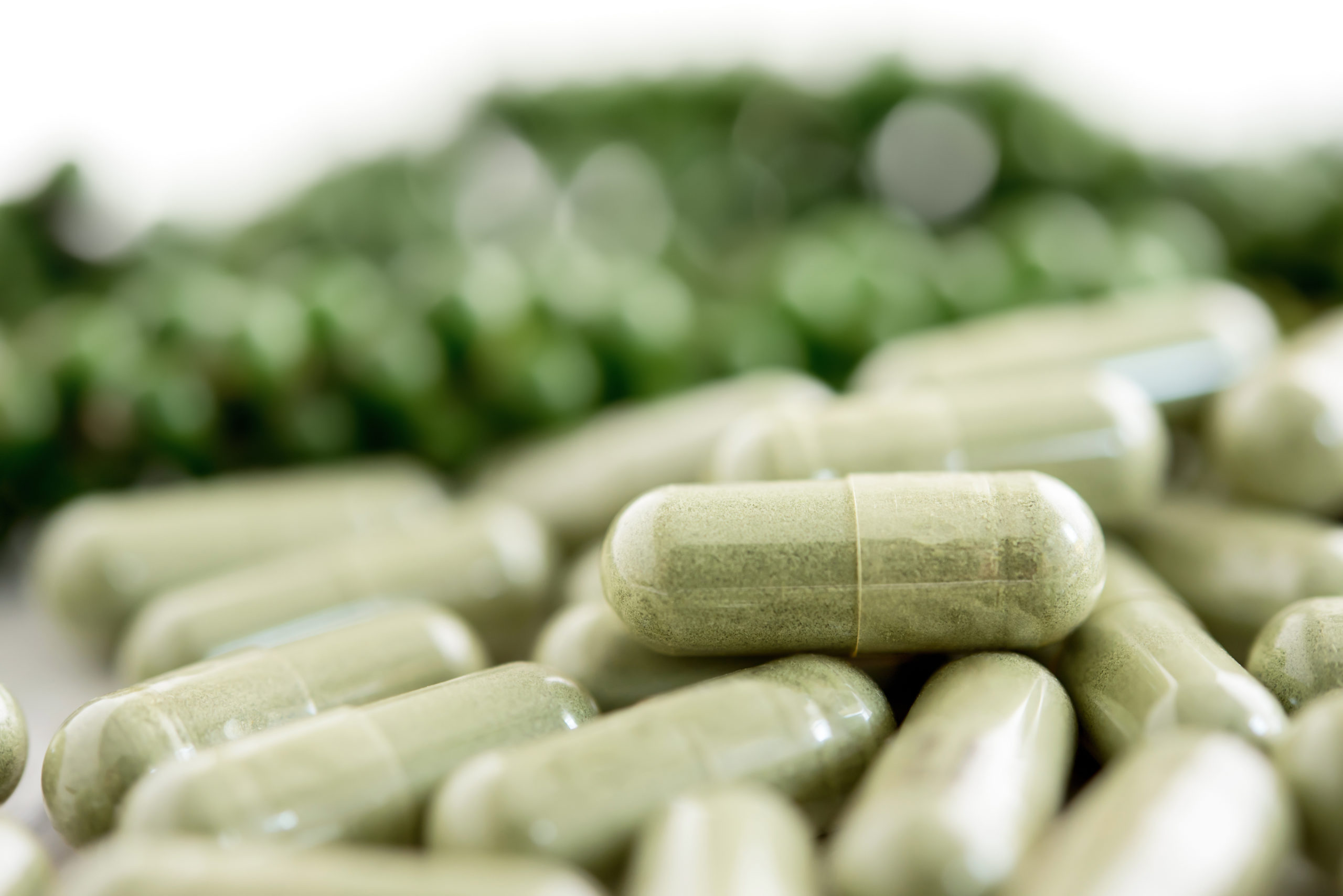 Green alternative medicine herbal extract capsules